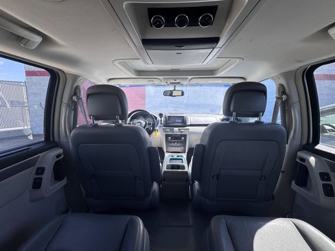 Used 2011 Volkswagen Routan SEL FWD image 32