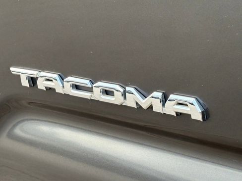 Used 2018 Toyota Tacoma TRD Sport image 12