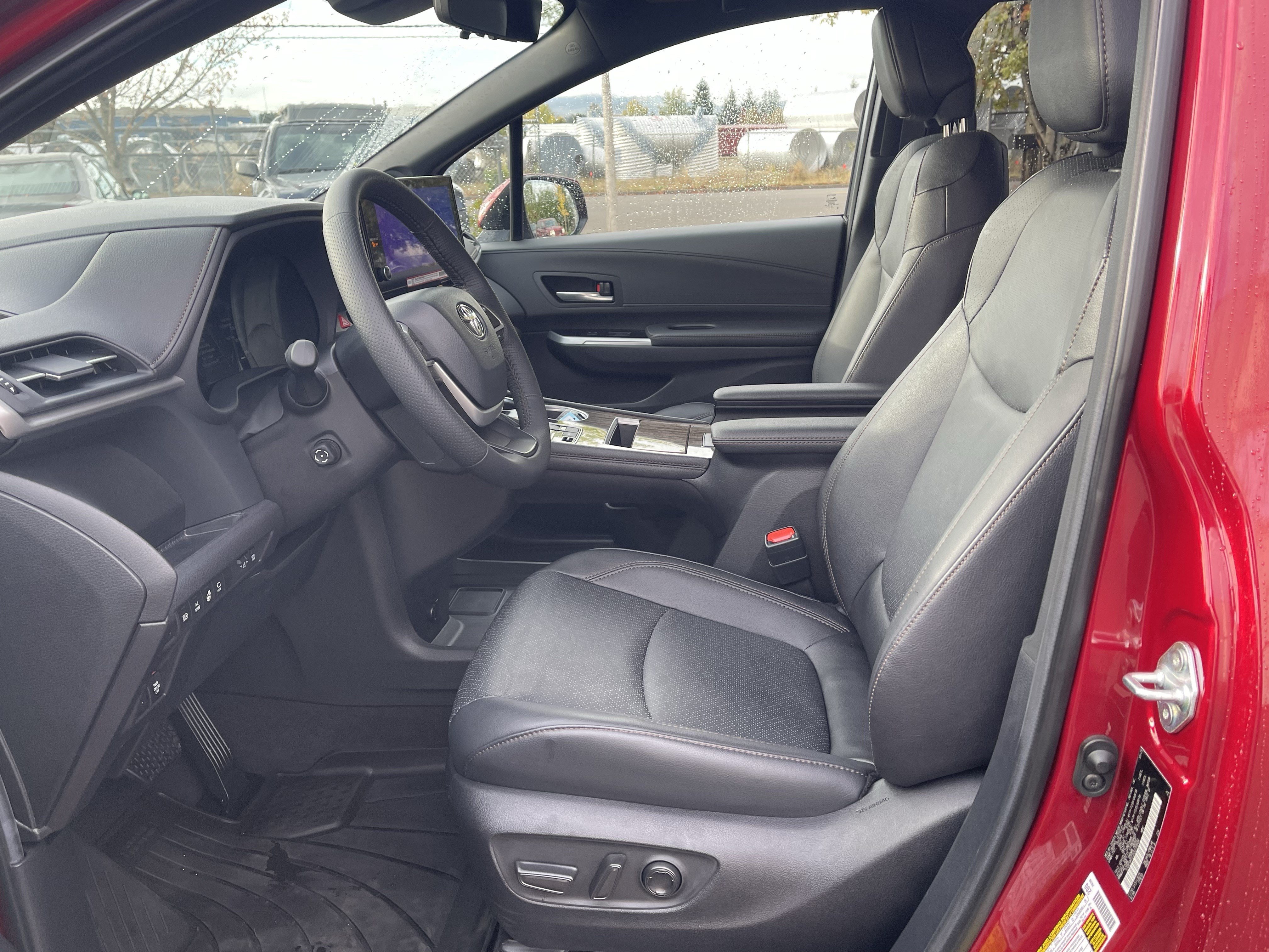 Used 2025 Toyota Sienna Platinum AWD/4WD image 11