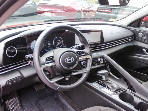Certified 2025 Hyundai Elantra SEL FWD image 22