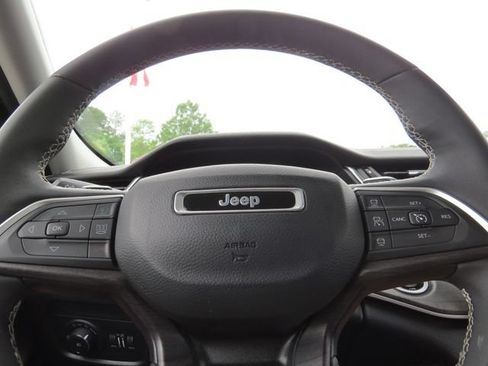 Certified 2023 Jeep Grand Cherokee Limited w/ Black Appearance Package AWD/4WD image 16
