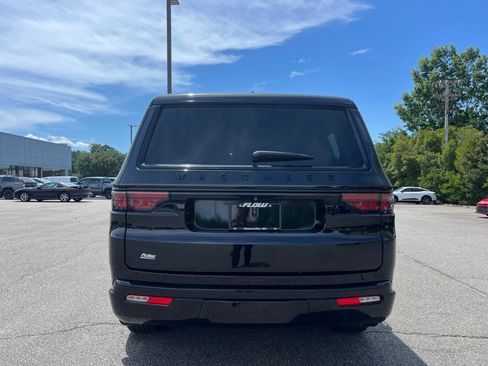 Used 2023 Jeep Wagoneer Series II w/ Convenience Group I AWD/4WD image 17