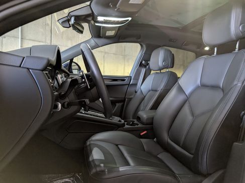 Used 2025 Porsche Macan image 5