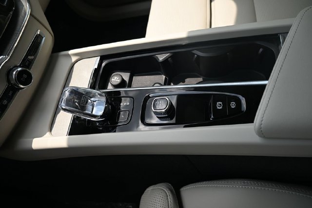 Used 2024 Volvo XC60 B5 Ultimate w/ Protection Package Premier AWD/4WD image 22