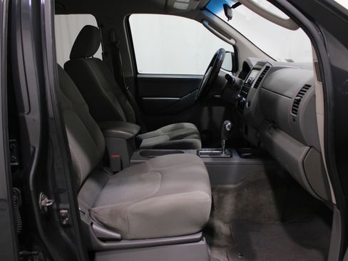 Used 2010 Nissan Frontier SE image 21
