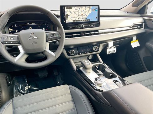 New 2025 Mitsubishi Outlander SE image 24