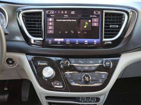 Used 2022 Chrysler Pacifica Touring-L image 19