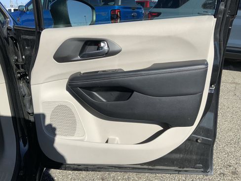 Used 2023 Chrysler Pacifica Touring-L image 59