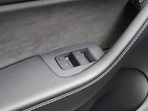 Used 2022 Tesla Model Y Long Range image 30