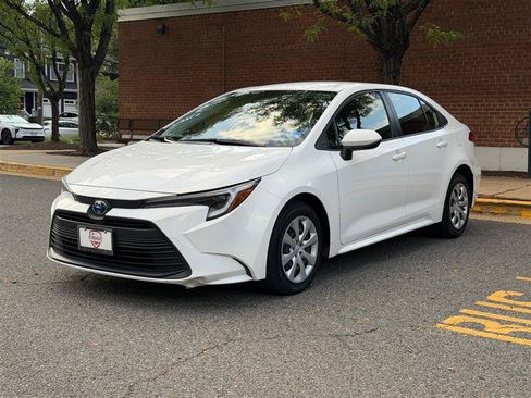 Used 2025 Toyota Corolla LE FWD image 3