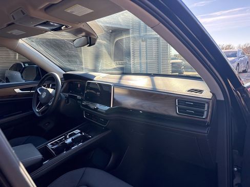 Used 2024 Volkswagen Atlas SE image 15