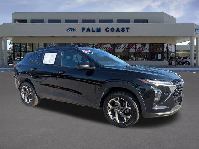 Used 2025 Chevrolet Trax LT FWD image 2