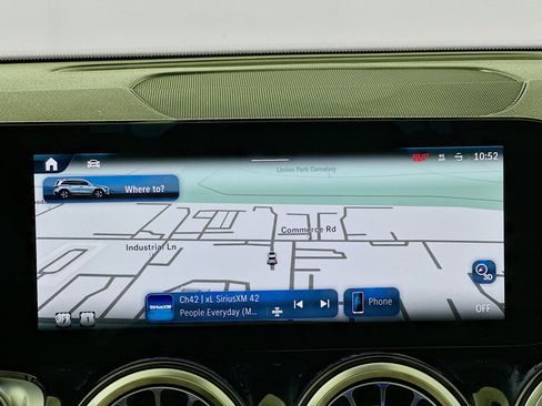 Used 2024 Mercedes-Benz GLB 250 4MATIC w/ Exclusive Package image 11