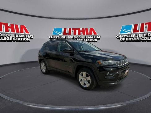 Used 2022 Jeep Compass Latitude FWD image 2
