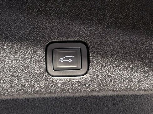 Used 2025 Cadillac XT6 Premium Luxury image 14