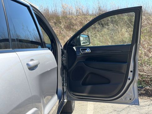 Used 2019 Jeep Grand Cherokee Altitude image 15