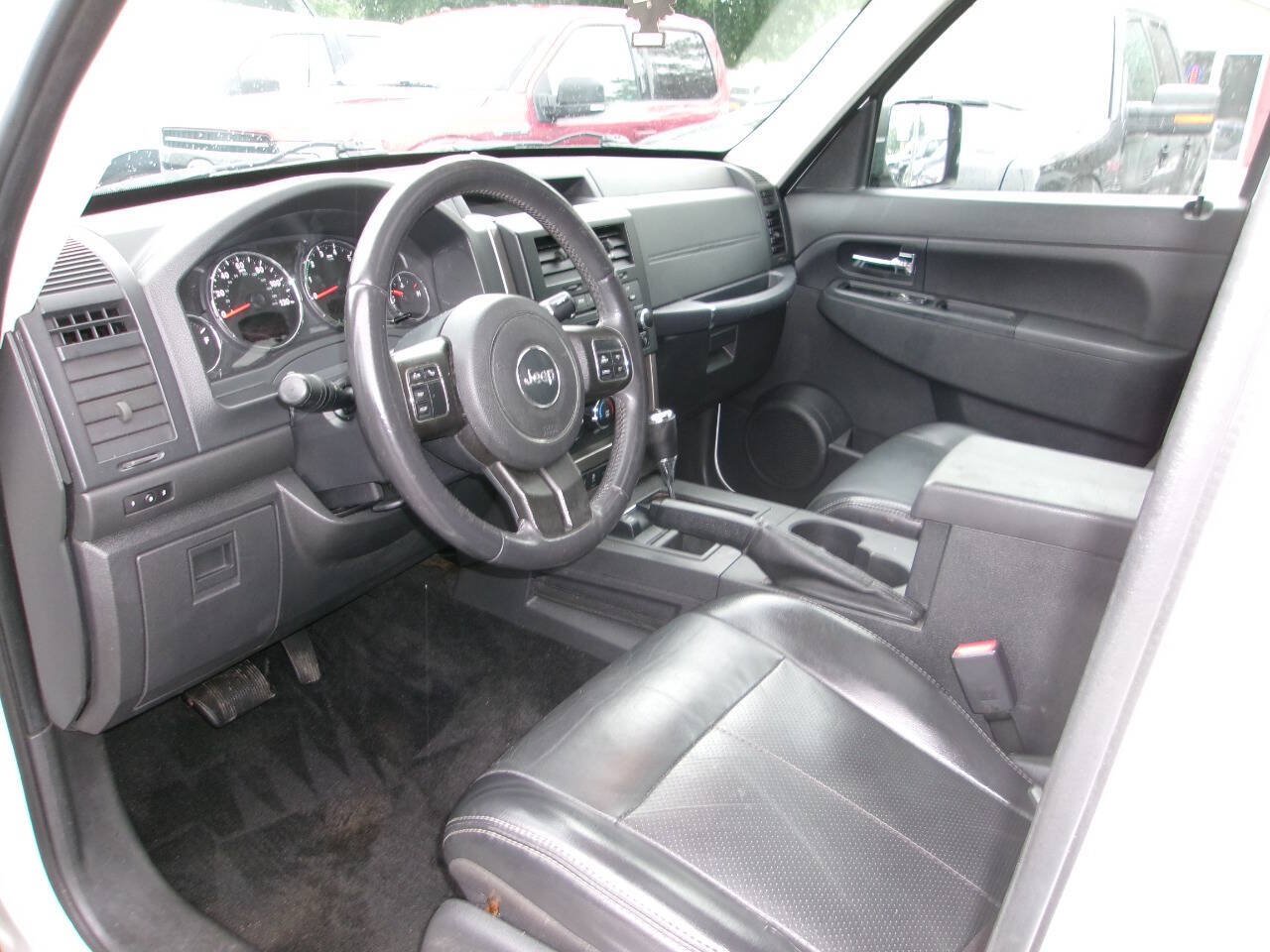 Used 2012 Jeep Liberty Sport AWD/4WD image 5