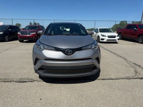 Used 2019 Toyota C-HR XLE FWD image 2