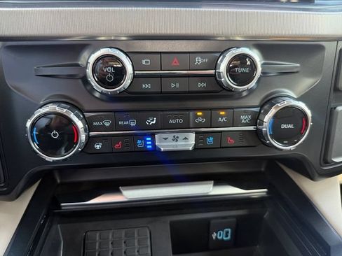 Certified 2025 Ford F450 Platinum w/ Platinum Plus Package AWD/4WD image 18