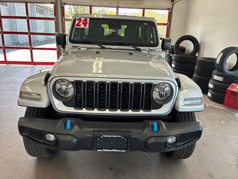 Used 2024 Jeep Wrangler Unlimited w/ Convenience Group AWD/4WD image 2