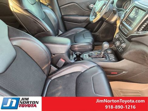 Used 2019 Jeep Cherokee Trailhawk w/ Comfort/Convenience Group AWD/4WD image 15