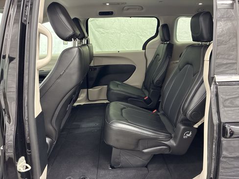 Certified 2024 Chrysler Pacifica Touring-L AWD/4WD image 13