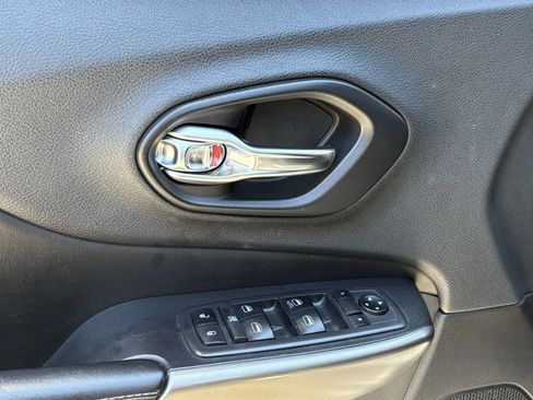 Used 2019 Jeep Cherokee Latitude w/ Popular Appearance Group FWD image 10