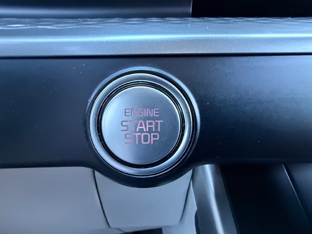 Used 2022 Kia Carnival LX FWD image 28
