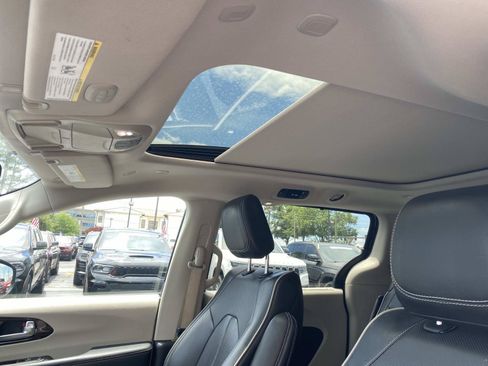 Used 2024 Chrysler Pacifica Limited FWD image 26