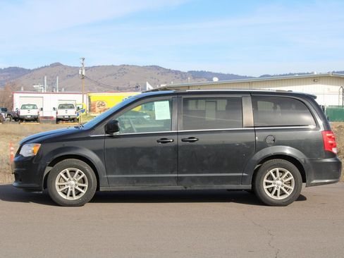 Used 2018 Dodge Grand Caravan SXT image 2