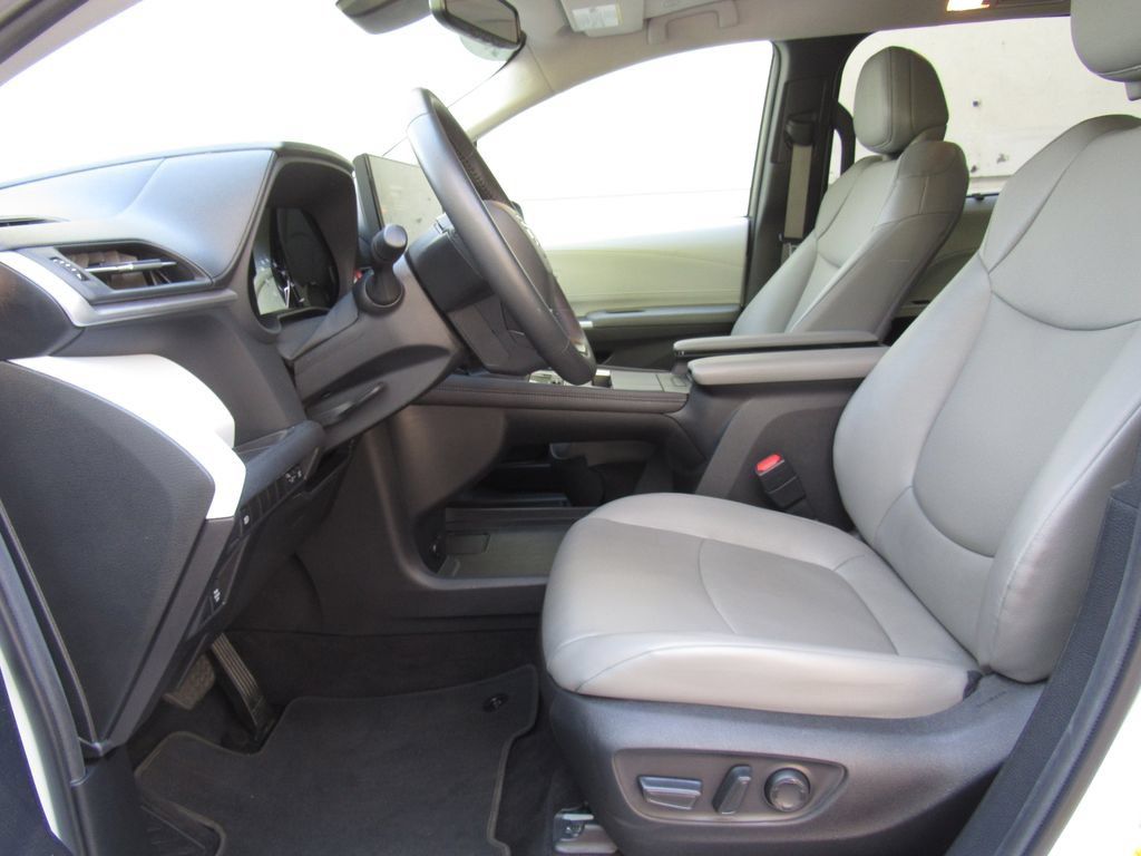 Used 2025 Toyota Sienna XLE FWD image 11