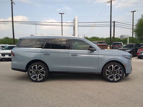 New 2026 Lincoln Navigator Reserve AWD/4WD image 2