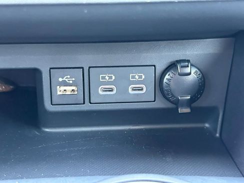 Used 2025 Toyota Highlander XLE FWD image 32