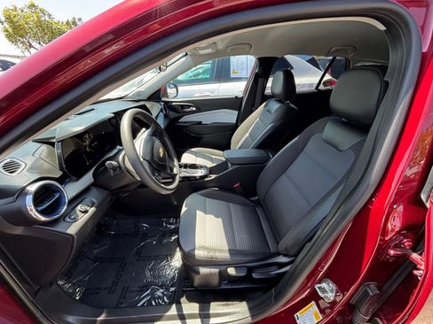Used 2025 Chevrolet Trax LT FWD image 28