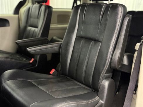 Used 2016 Chrysler Town & Country Touring FWD image 14
