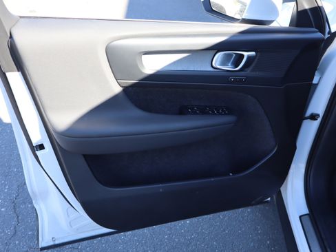 Used 2025 Volvo XC40 B5 Core image 15