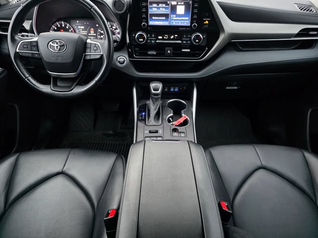 Used 2022 Toyota Highlander XLE AWD/4WD image 25