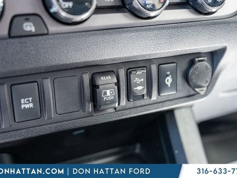 Used 2018 Toyota Tacoma TRD Sport AWD/4WD image 12
