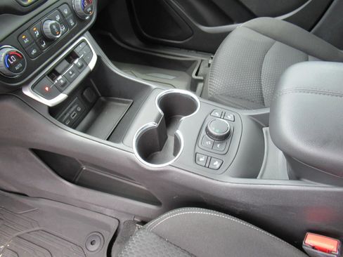 Used 2024 GMC Terrain SLE w/ Driver Convenience Package FWD image 20