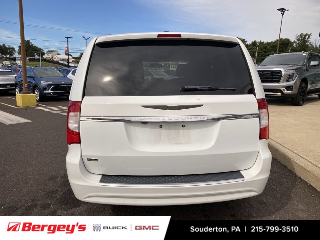Used 2016 Chrysler Town & Country Touring FWD image 3