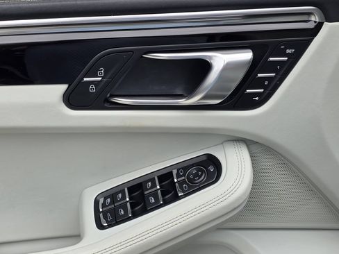Certified 2023 Porsche Macan S AWD/4WD image 18