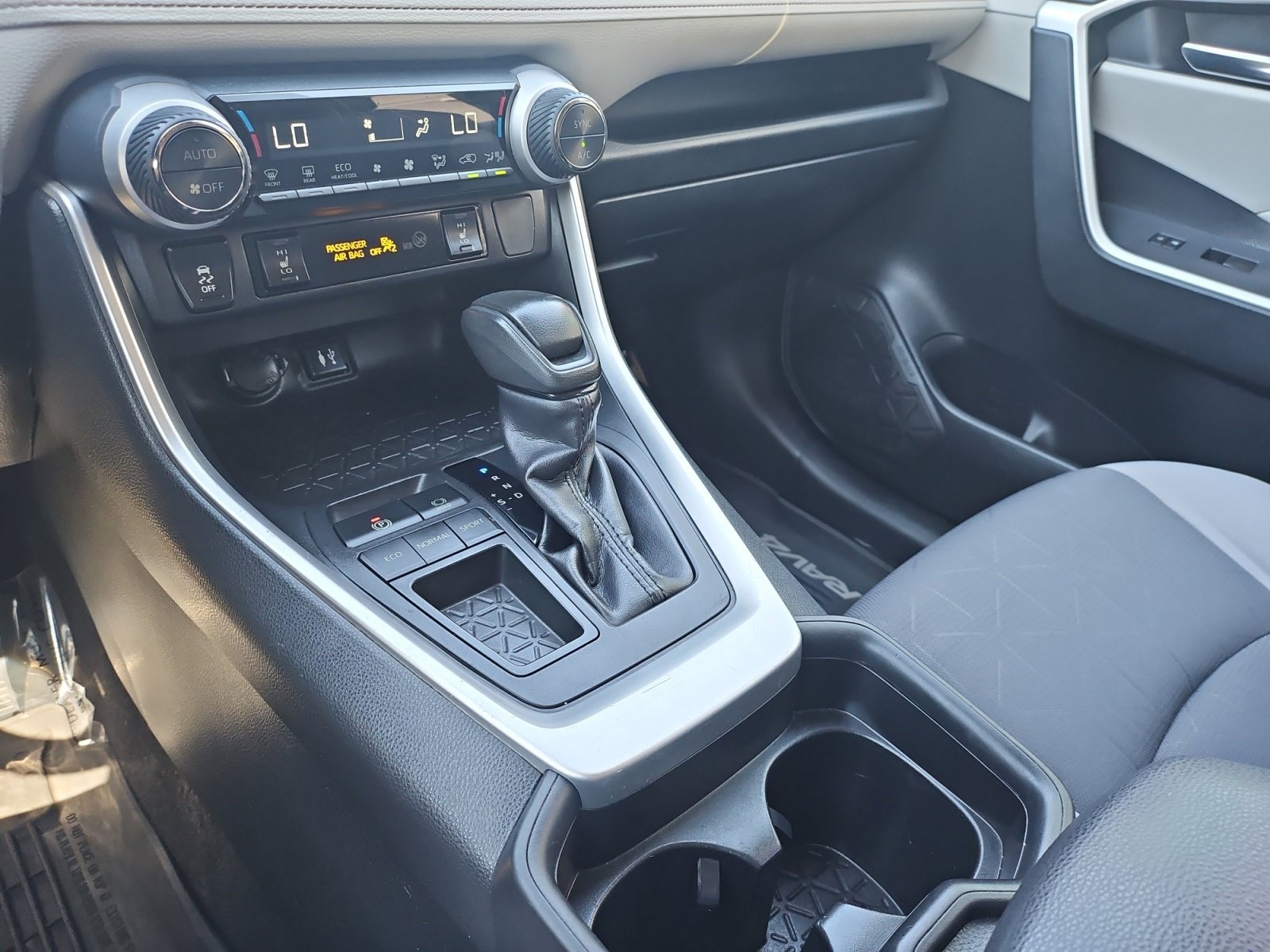Used 2019 Toyota RAV4 XLE w/ Convenience Package FWD image 22