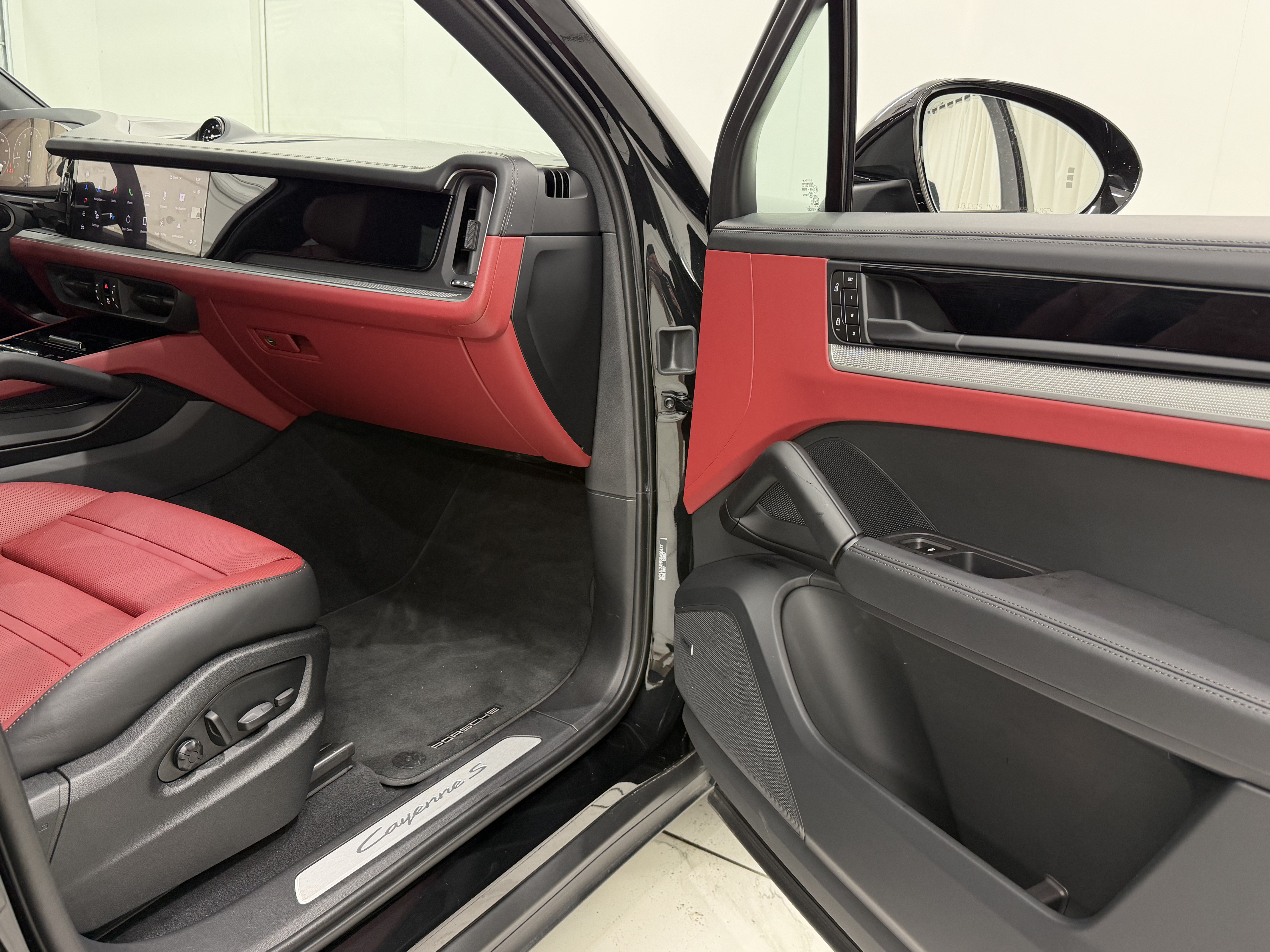 Used 2025 Porsche Cayenne S AWD/4WD image 22