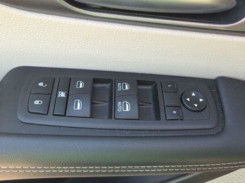 Used 2023 Chrysler Pacifica Touring-L image 27