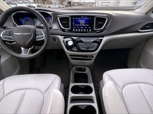 Used 2017 Chrysler Pacifica Touring w/ Tire & Wheel Group image 15