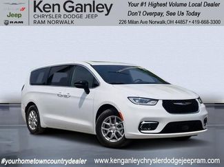 New 2025 Chrysler Pacifica Select image 1