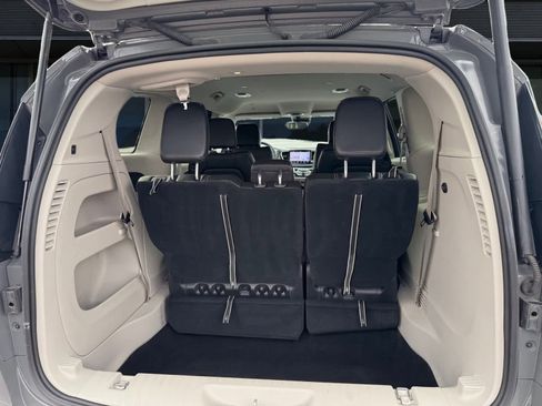 Used 2023 Chrysler Pacifica Touring-L image 11