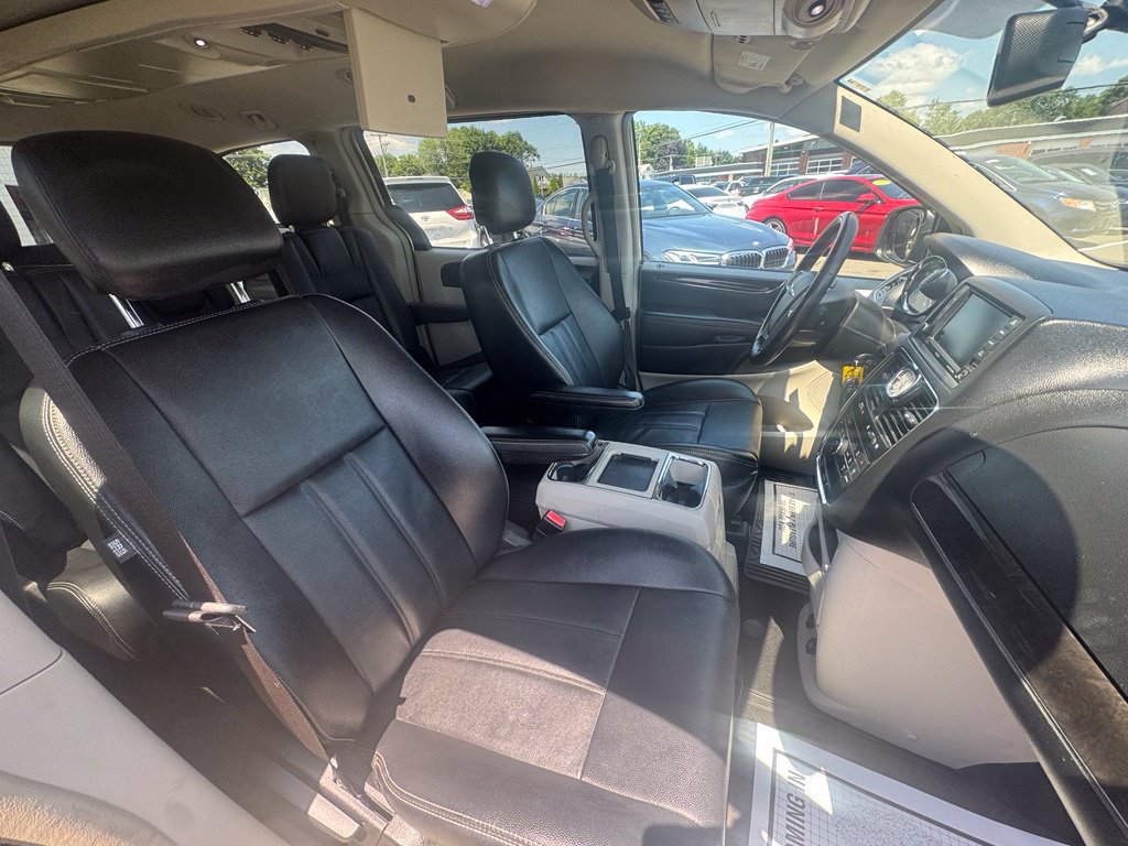 Used 2014 Chrysler Town & Country Touring FWD image 20