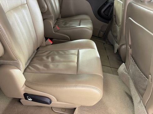 Used 2015 Chrysler Town & Country Touring FWD image 18