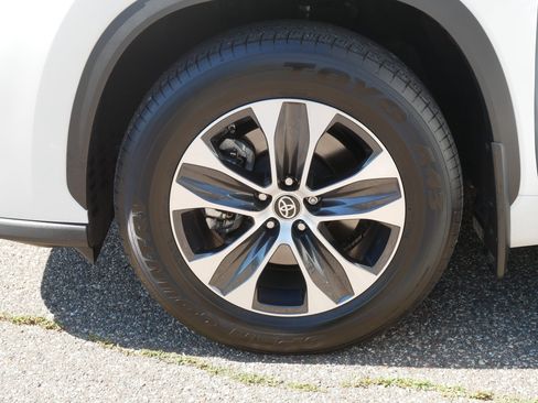 Used 2022 Toyota Highlander XLE AWD/4WD image 15